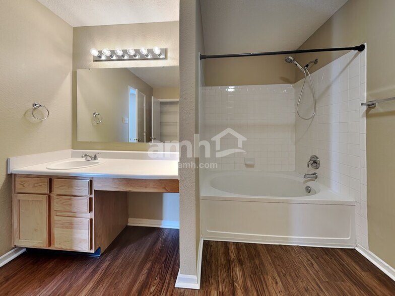 Building Photo - 14470 Forsythia Ln