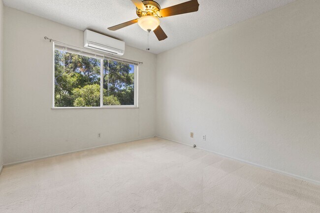 Building Photo - Pet Friendly Pearl City Townhouse with A/C