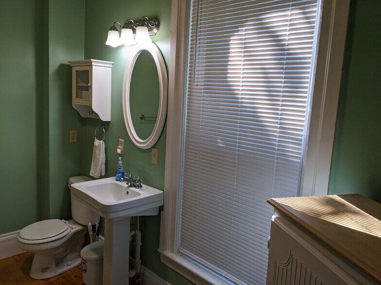 Building Photo - 423 Budd St