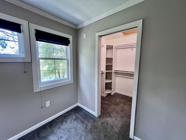 Building Photo - 684 Orangewood Dr
