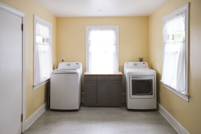 Building Photo - 2 bedroom, 1 bath Brick Bungalow in Prime Location!