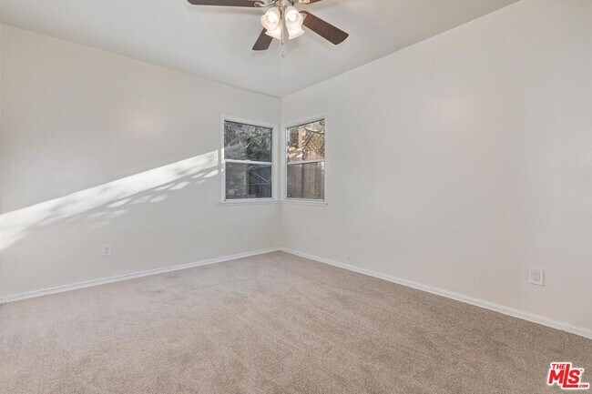 Building Photo - 406 Entrada Dr