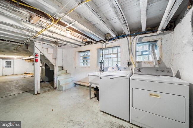 Building Photo - 619 S 42nd St