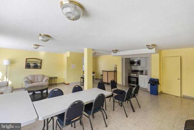 Building Photo - 2030 N Adams St