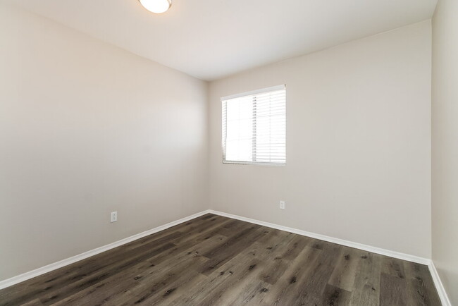 Building Photo - 12824 N Primrose St