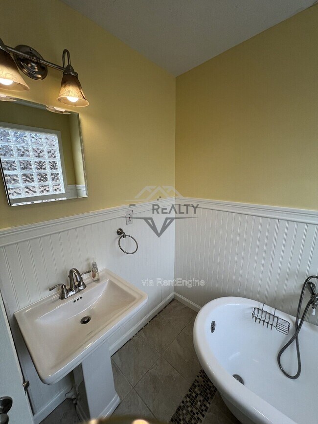 Building Photo - 1244 Mountain View Rd