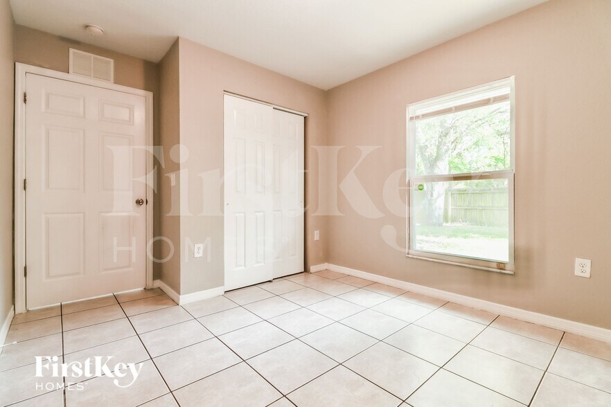 Building Photo - 415 7th Ave NE