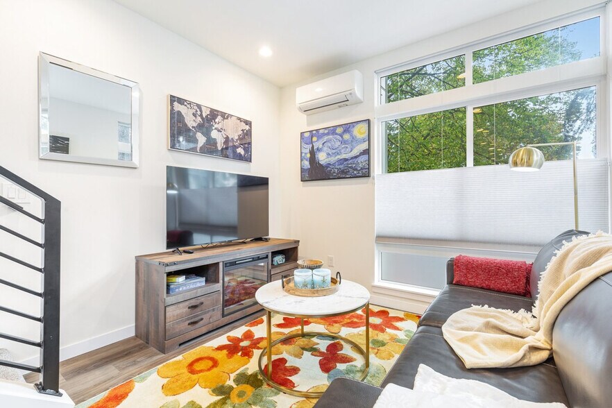 Building Photo - 9413 Roosevelt Way NE