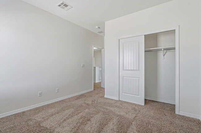 Building Photo - 905 Louisiana Downs Ave