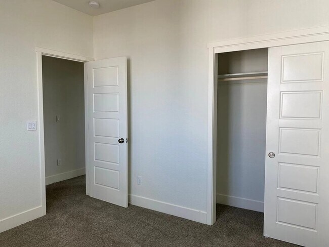 Building Photo - 2454 Fidalgo Wy