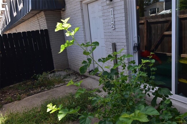 Building Photo - 300 E Croslin St