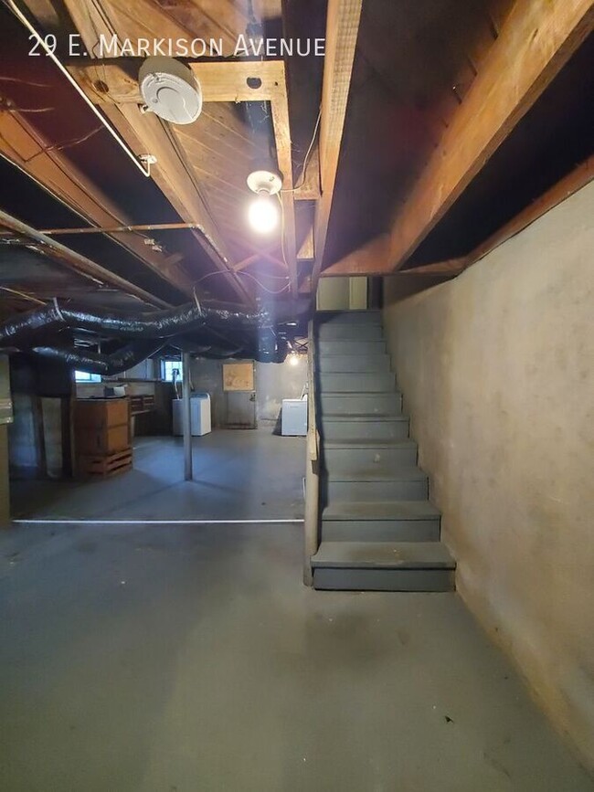 Building Photo - Spacious Townhome with Original Features A...