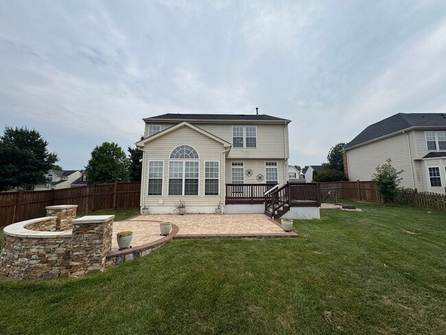 Building Photo - Stunning  4 Bed 3 Bath Home With Spacious ...