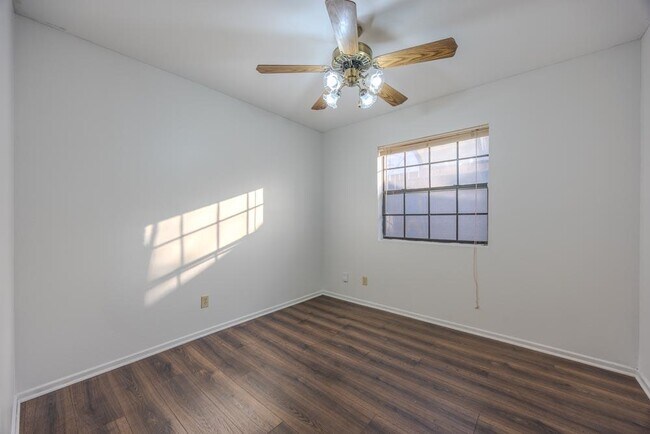 Building Photo - 1425 Longhorn Dr
