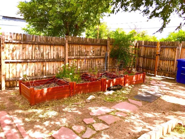 Building Photo - 502 Los Arboles Ave NW