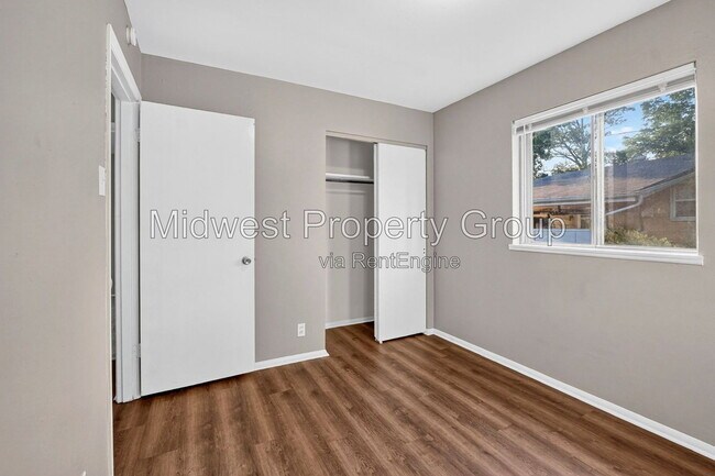 Building Photo - 727 Shepley Dr