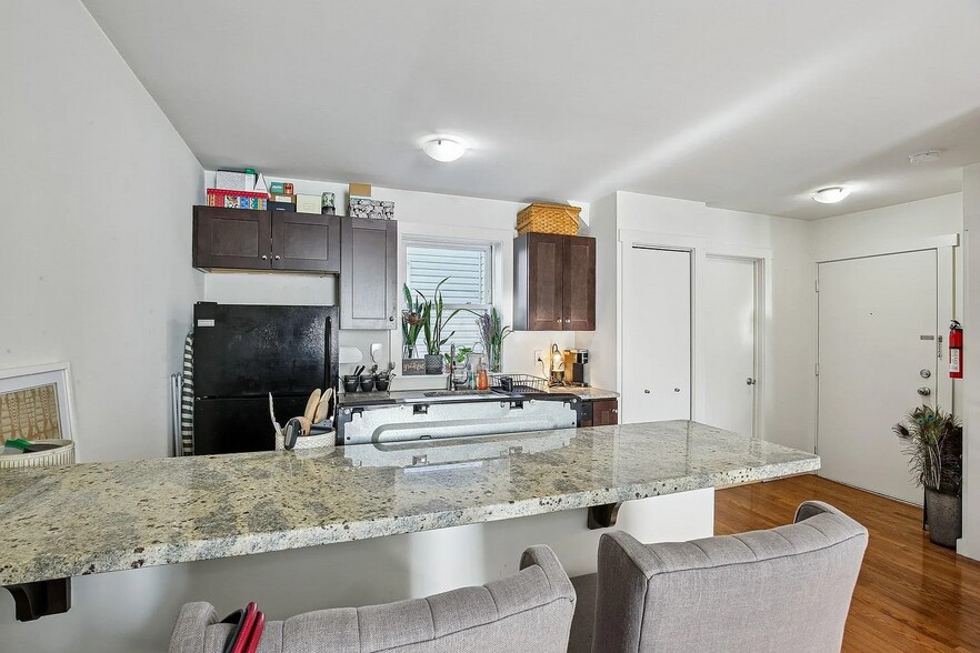 Building Photo - 324 4th St