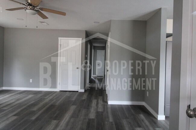 Building Photo - Beautiful 3 Bedroom Home with Fenced Yard in Hollister