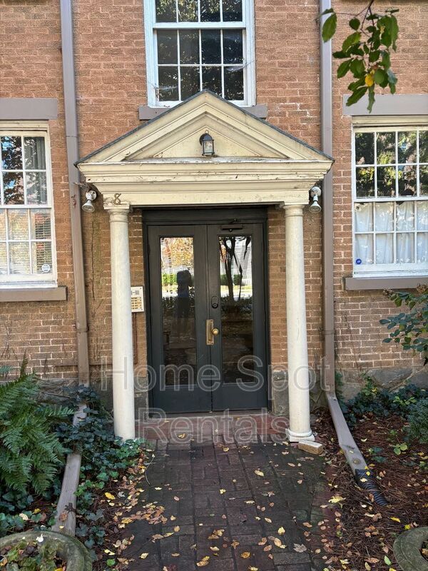 Building Photo - 8 Collier Rd NW