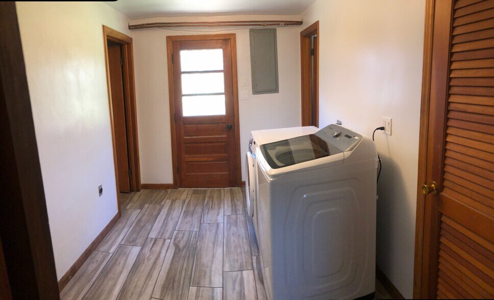 Building Photo - 1048 Hillwell Rd