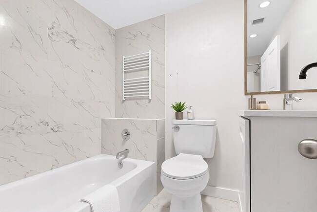 Building Photo - 107 E 11th St