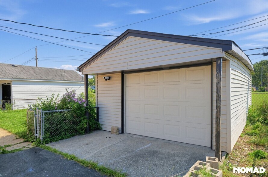 Building Photo - 14733 Ln Salle St