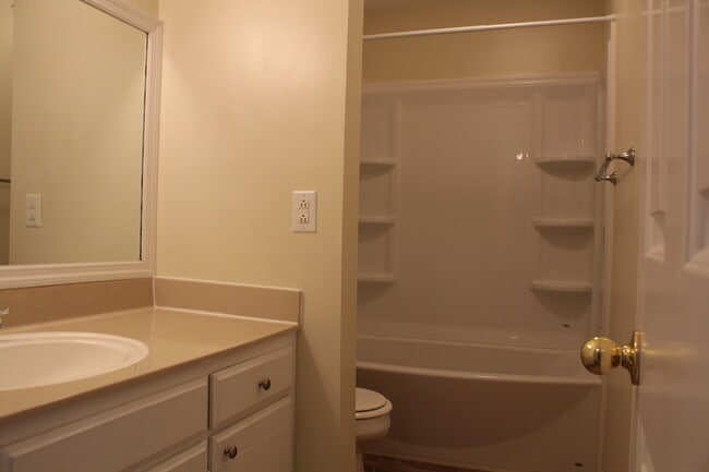 Building Photo - Charming Townhome