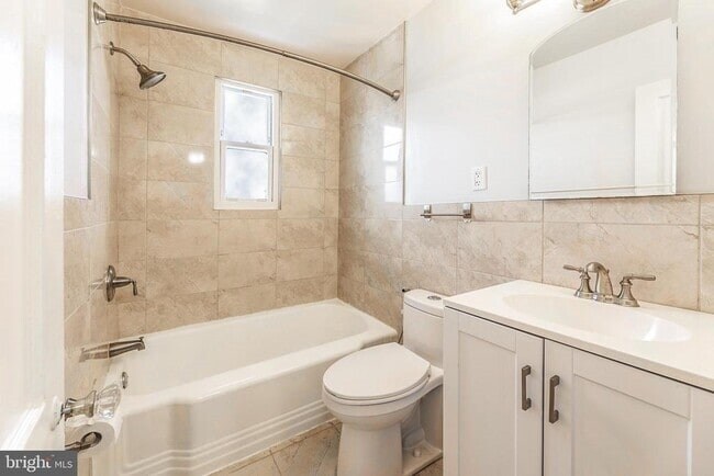 Full Bath Upper Level #2 - 104 Lynhaven Dr