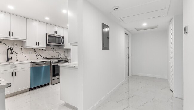 Building Photo - 3000 N Palm Aire Dr