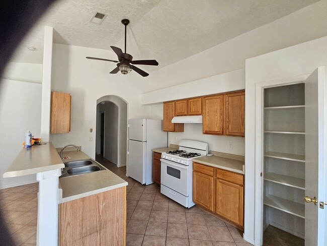 Building Photo - Clean THREE Bedroom Home For Rent