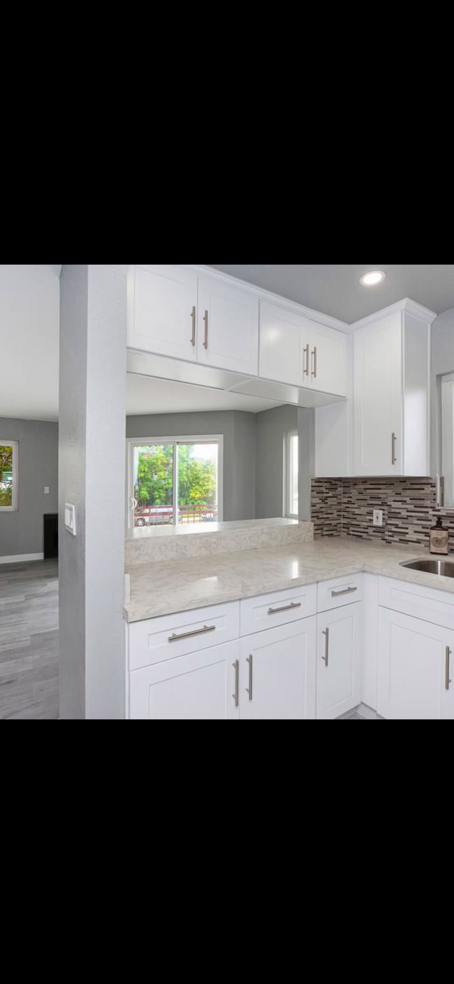 Building Photo - 1031 Mariposa St