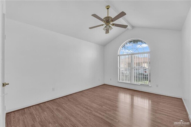 Building Photo - 20 Meadow Way Dr