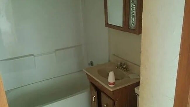 Building Photo - Beautiful 4 Bedroom 2 Bathroom Home