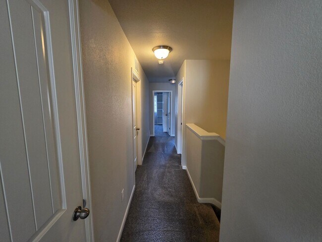 Building Photo - Charming 3 bedroom Townhome