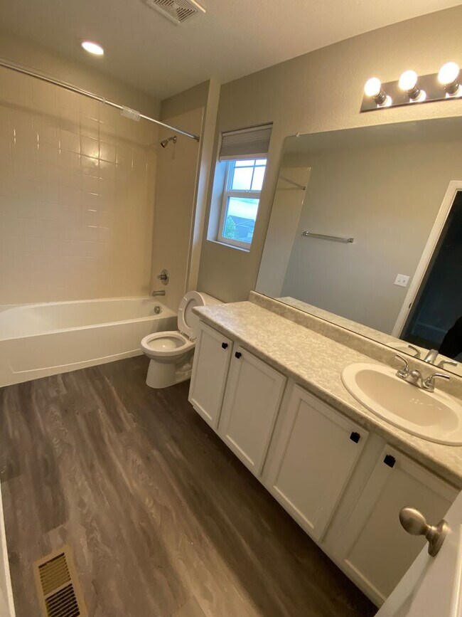 Building Photo - 4 bedroom 3 bathroom Single Family House in Aurora