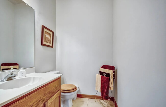 Building Photo - Comfortable Living in a Desirable Area