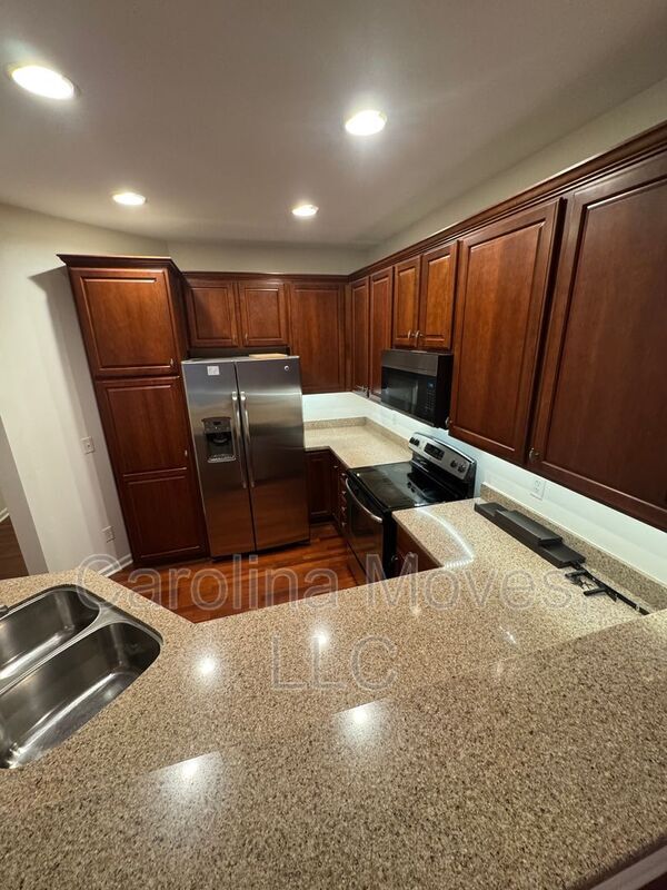 Building Photo - 121 Pine Walk Dr