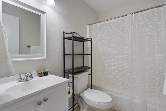 Building Photo - 2204 Silver Spur Dr