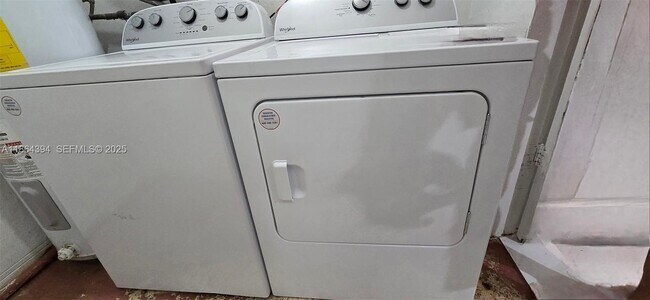 Building Photo - 502 N 70th Way