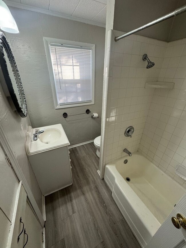 Building Photo - 2 Bedroom Rental Available on Sunset!