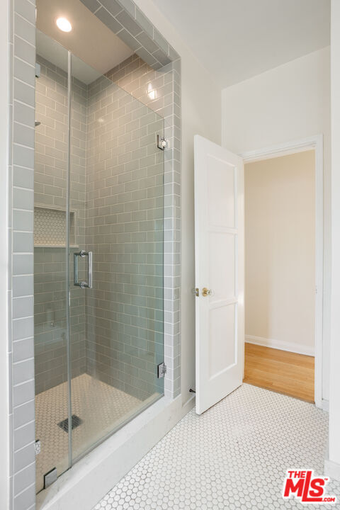 Building Photo - 442 S Maple Dr