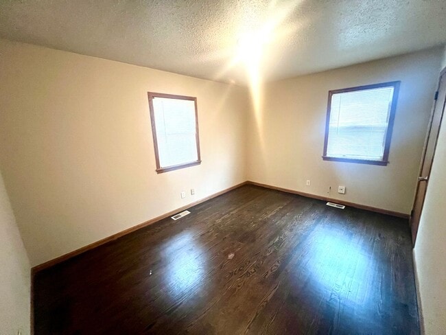 Building Photo - 2921 S Appleton Ave