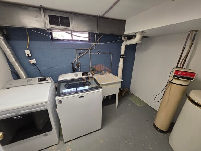 Building Photo - / MOVE IN SPECIAL / SIGN YOUR LEASE BY THE END OF FEBRUARY AND GET A $500 CREDIT! UPDATED RANCH C...