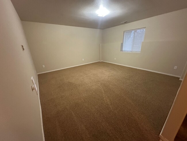 Building Photo - MOVE IN SPECIAL!! 2 Bedroom, 2.5 bath town...