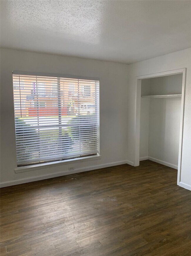 Building Photo - 3 bedroom / 2 bathroom - 1st floor condo