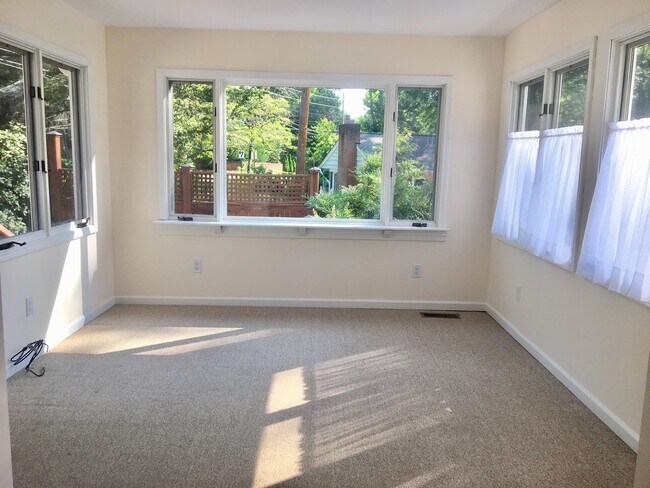 Building Photo - Wonderful Kenilworth location! Lovely land...