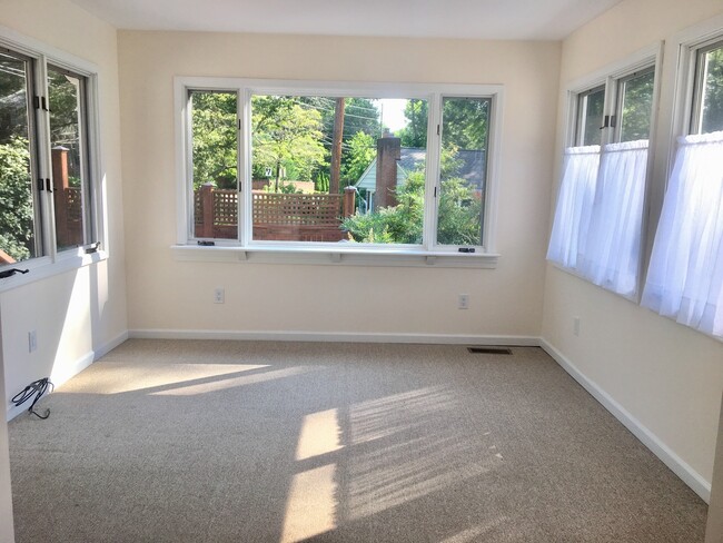 Building Photo - Wonderful Kenilworth location! Lovely landscaping and beautiful hardwood flooring!