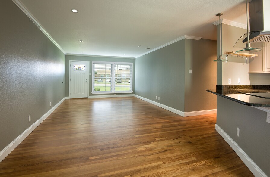 Building Photo - 1661 Mariposa Dr