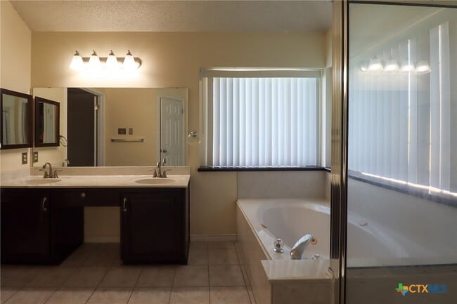 Building Photo - 608 Totem Trail