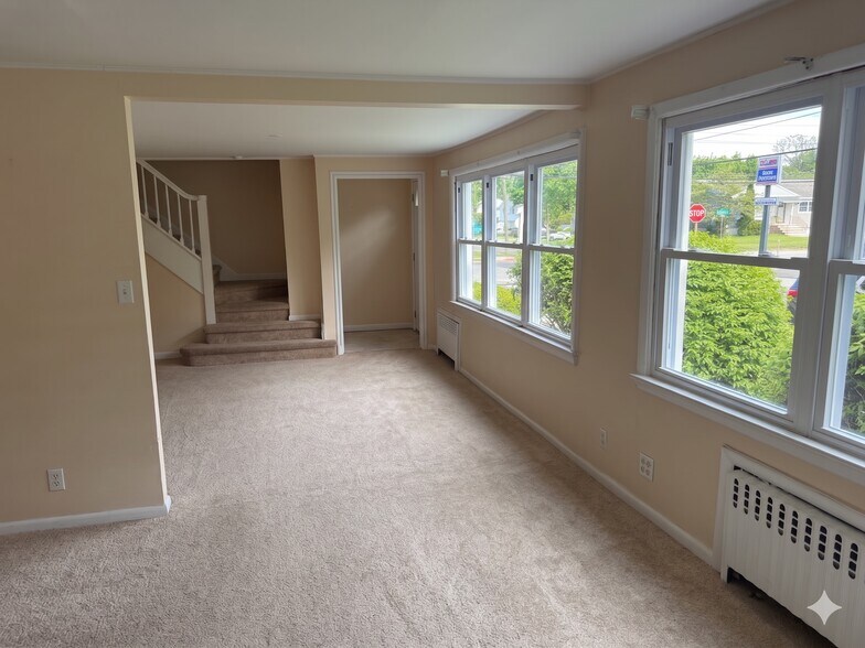 Building Photo - 0-17 Saddle River Rd